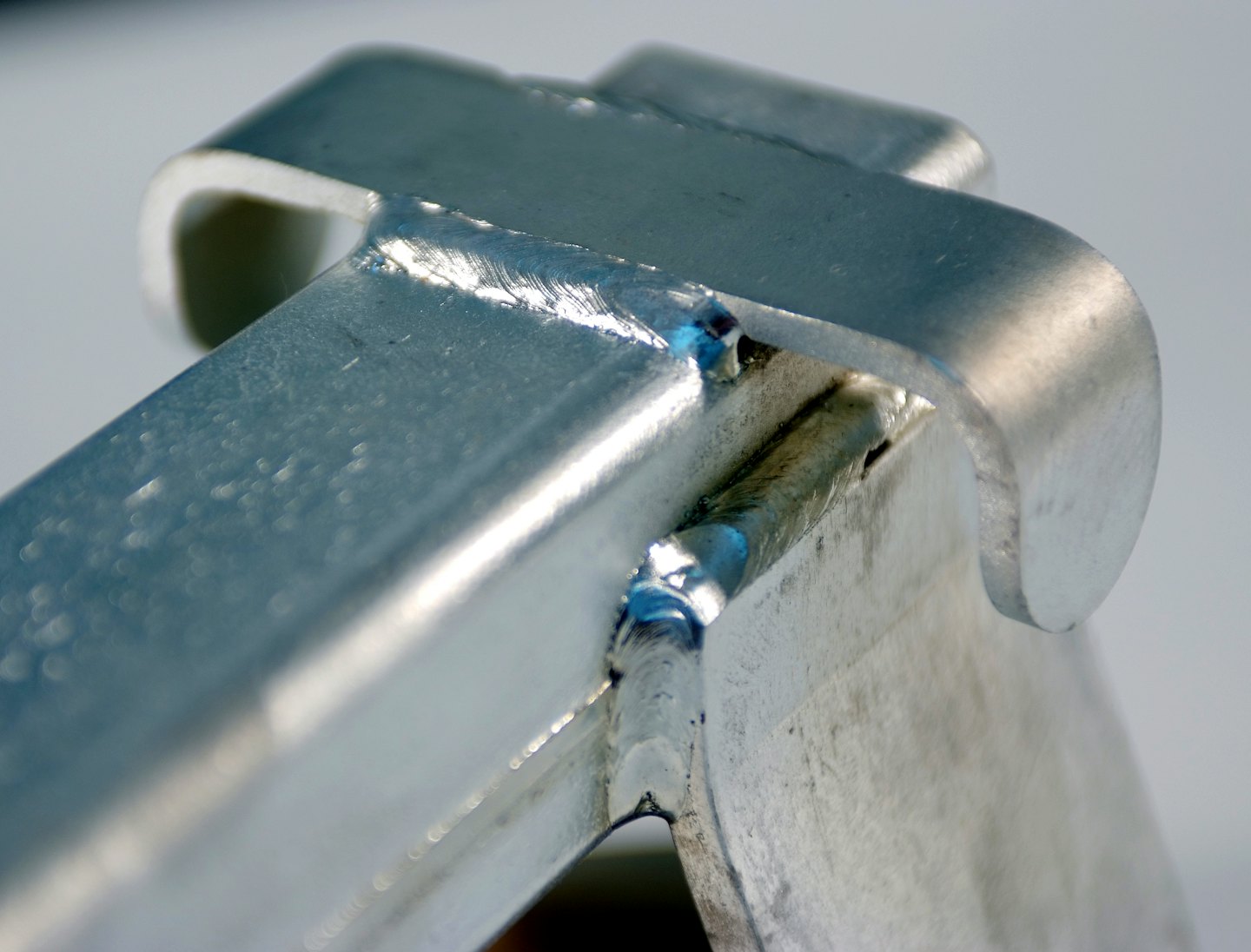 Spawanie aluminium łączące srebrne elementy metalowe z widocznymi śladami spoin.
